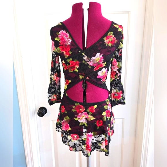 Small Black and Red Floral Lace Peplum Blouse - Picture 2 of 6